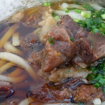 肉うどん 直 - 「肉うどん小」すじ肉の塊