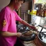 虎尾王家當歸鴨肉麵線 - 豪快に鴨肉を刻み。