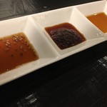 焼肉 牛腸鉄平食堂 - 三種のタレ