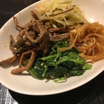 焼肉 牛腸鉄平食堂 - ナムルの盛り合わせ