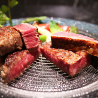 肉や大善 大名古屋ビルヂング店 - 松坂牛のサーロイン(右)と宮崎牛のヒレ(左)