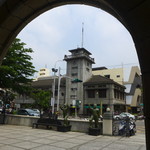 STARBUCKS COFFEE - 向かい側の布袋戯館から。