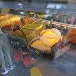 STARBUCKS COFFEE - ケーキ類も。日本と同じですね。