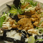 麺屋　一 - 豚のっけ飯には、タレがタップリ、焼豚、青ネギ、刻み海苔、マヨネーズ