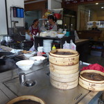 阿貴小籠包專賣店 - 店頭には、蒸籠と中華鍋。