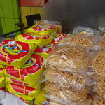 洪董滷味 - 麺は欠かせませんね。