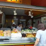 洪董滷味 - 未だ夕方なのに、お客さんがどんどんやって来ます。