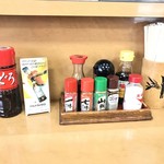 宮前食堂 - 卓上調味料群