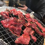 ホルモンセンター 卸や 肉八 - 穀物牛 赤ざぶとん