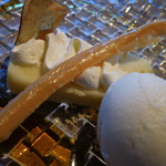 メゾン・バルサック - 薩摩芋のムース　サクサクのパートフィロと蜂蜜レモンアイス添え；