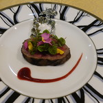 トゥ・ラ・ジョア - １ｍ離した炭火の遠火で焼くという、鹿児島黒毛和牛の網焼き