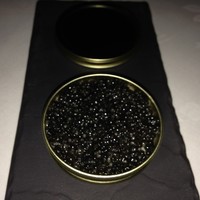 シェ・コーベ - キャビア缶 スモークした鰻とミル貝のタルタル