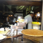 印度料理シタール - 外からガラス張りの厨房が見える