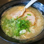 西谷家 - 「ラーメン白」（550円）。