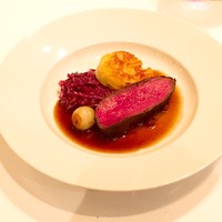 銀座 ハプスブルク・ファイルヒェン - 【肉料理】鹿ロース肉のロースト　ソテーした林檎のダンプリングとロートクラウト　オーストリアのコケモモの香り