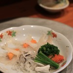 創作割烹　おおた - ふく刺し　　あしらいはうさちゃん型の大根と人参