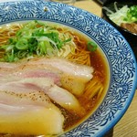 麺屋一燈 - 地鶏そば　８５０円　バターたっぷりローストポークガーリック丼　２５０円