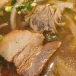 牛辛麺 - 豚チャーシューと牛肉のコラボ