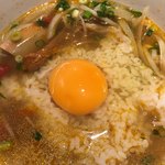 牛辛麺 - 麺を食べ終えた後にごはんと卵を投入