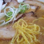 こく一番 ラーメン みどりや - 麺のアップです。
      