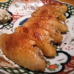 焼物　淡海地鶏  雌　手羽塩焼 　かめびし醤油 ソイソルト(粉末醤油)が振り掛けられています