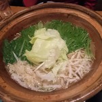 じどりや 穏座 - 淡海地鶏の鶏しゃぶ鍋　鶏つくね､鶏むね肉薄切り､葉野菜､もやし　