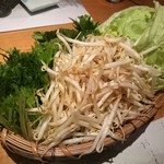 じどりや 穏座 - 淡海地鶏の鶏しゃぶ鍋　葉野菜ともやし