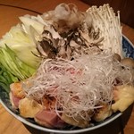 じどりや 穏座 - 淡海地鶏の鶏しゃぶ鍋　皮目を炙ったもも肉と野菜