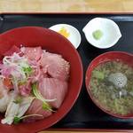 みなと市場 小松鮪専門店 - 「海鮮みんな丼」