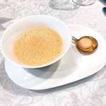 シャトー　ラ・パルム・ドール - 軽く仕上げたラングスティーヌのビスク
      マカロンを添えて