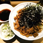 らー油肉つけうどん(大800g)は１０５０円(税込)+追い肉(２５０円)　寒大根の鬼おろし(１００円)もつけました。