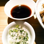 らー油肉つけうどんの南哲 - 鰹節の風味豊かなつゆも冷たく、らー油は辛くない。極粗く卸された鬼おろし大根には葉っぱも入っています。