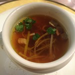 レストラン シェ・オカ - きのことトリフ　フォアグラのスープ