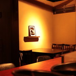 OKAMI Bar - 4人掛けのテーブル席