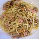 エイチユーイー カフェ タイム - バジル香るきのことベーコンのパスタ