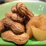 おず smoked和taste - 塩茹で落花生燻製といぶりがっこ