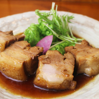 精选经典冲绳料理，包括在泡盛中慢炖 6 小时的软 Rafute。