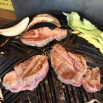 ジンギスカン 羊羊 八王子本店 - 特上生ラム　焼き風景