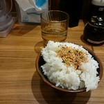 壱角家 - 税込50円で終日無料のお代わり自由ライスは、小ライス用の器です。鮭のふりかけをかけました！