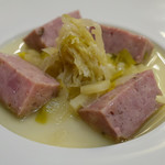 サラマンジェ ド イザシ ワキサカ - ソシソン リヨネ　ピスタチオ入りリヨン風ソーセージ