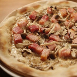 培根和蘑菇的奶油披萨