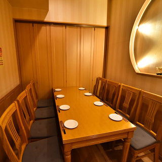 [Near the station] The bright wood-grained space is suitable for small groups to 50 or more people.