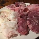 山源 - 左から時計回りにホルモン、なんこつ、こめかみ