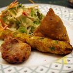 インド料理 ショナ・ルパ - サラダ、タンドリーチキン、サモサ、シシカバブ
