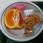 海の幸レストラン バイキング - 小鉢（オレンジ・ゴボウ・漬物）：海鮮ちらし丼