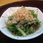 Meigetsu - 付けだしは、山菜三品のおひたし。鰹節の旨みと香り高い胡麻との相性は抜群。山菜に非常に良く合う。