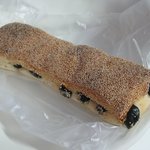 パン・ド・ファンファーレ - 黒豆のパン（表面にはぎっしりゴマが）