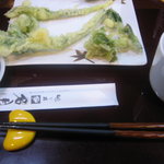 名月 - お塩で戴く山菜は風味も豊か。お勧めの日本酒にも、これが良く合う。