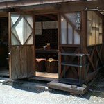 ちく善 - 横にある、小屋で食べる