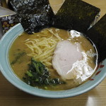 家系ラーメン 近藤家 - 海苔を立てた